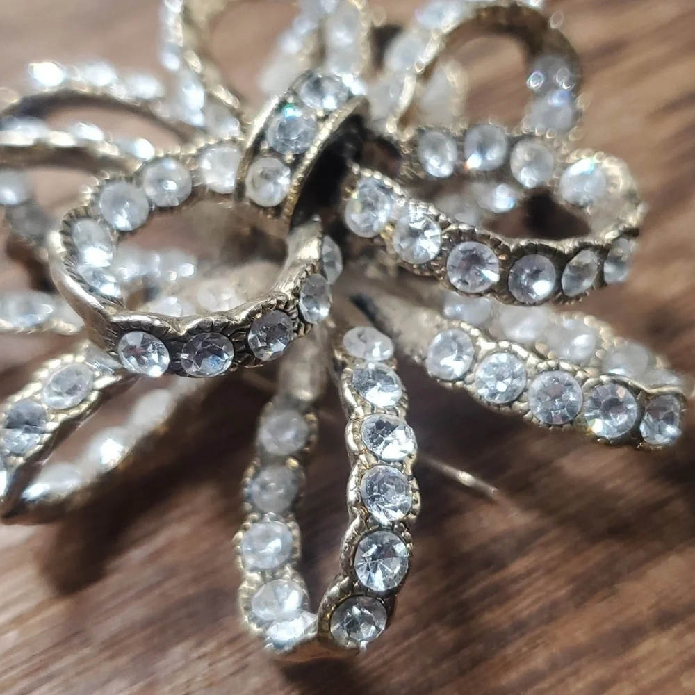 Unsigned vintage‎ whiting and davis crystal twist flower brooch stunning B807